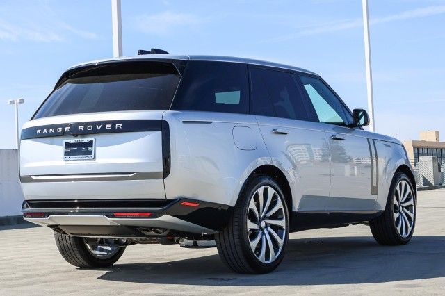2025 Land Rover Range Rover SE photo 4