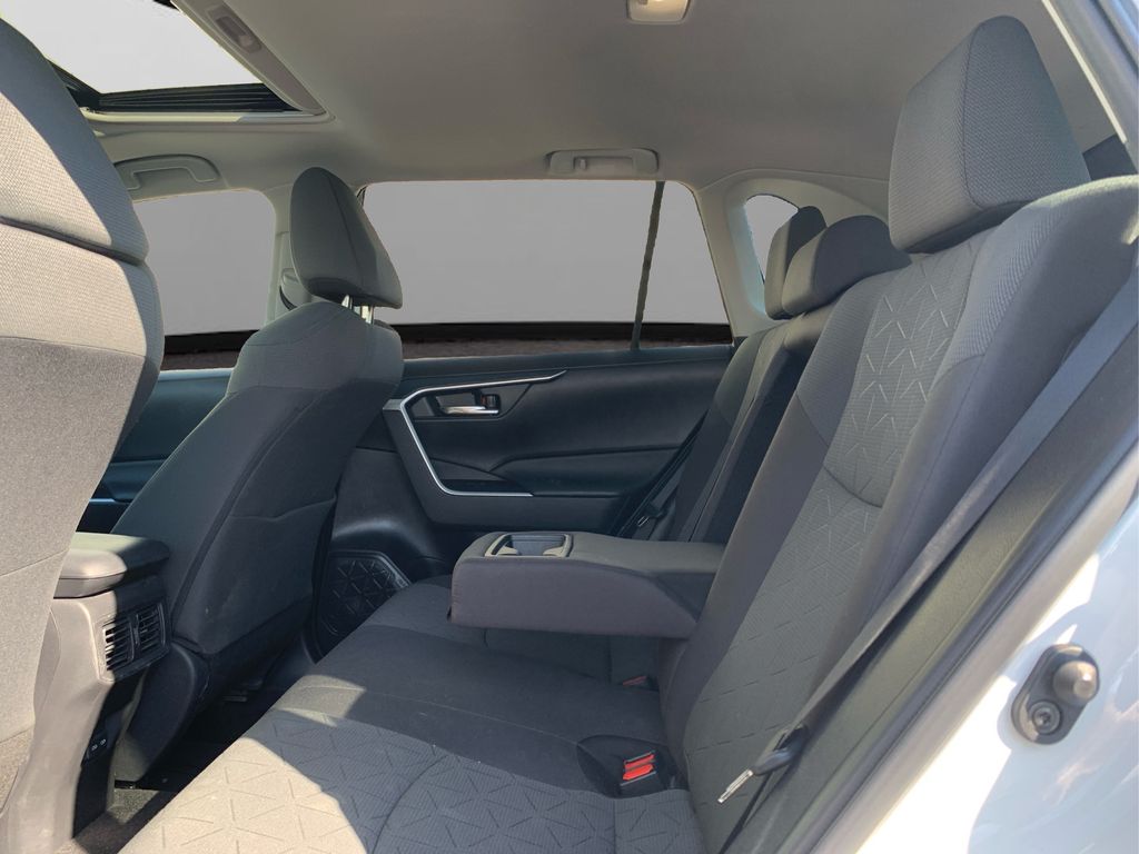2022 Toyota RAV4 XLE photo 10
