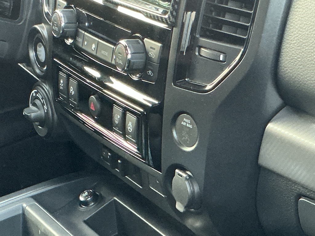2024 Nissan Titan PRO-4X photo 4