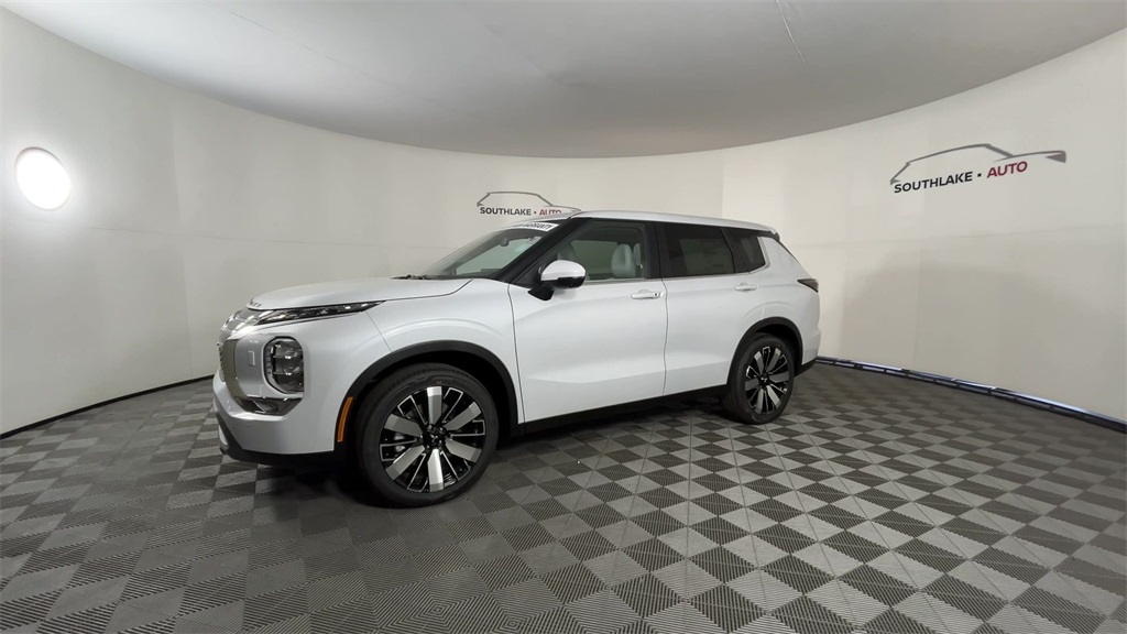 2025 Mitsubishi Outlander SE photo 4