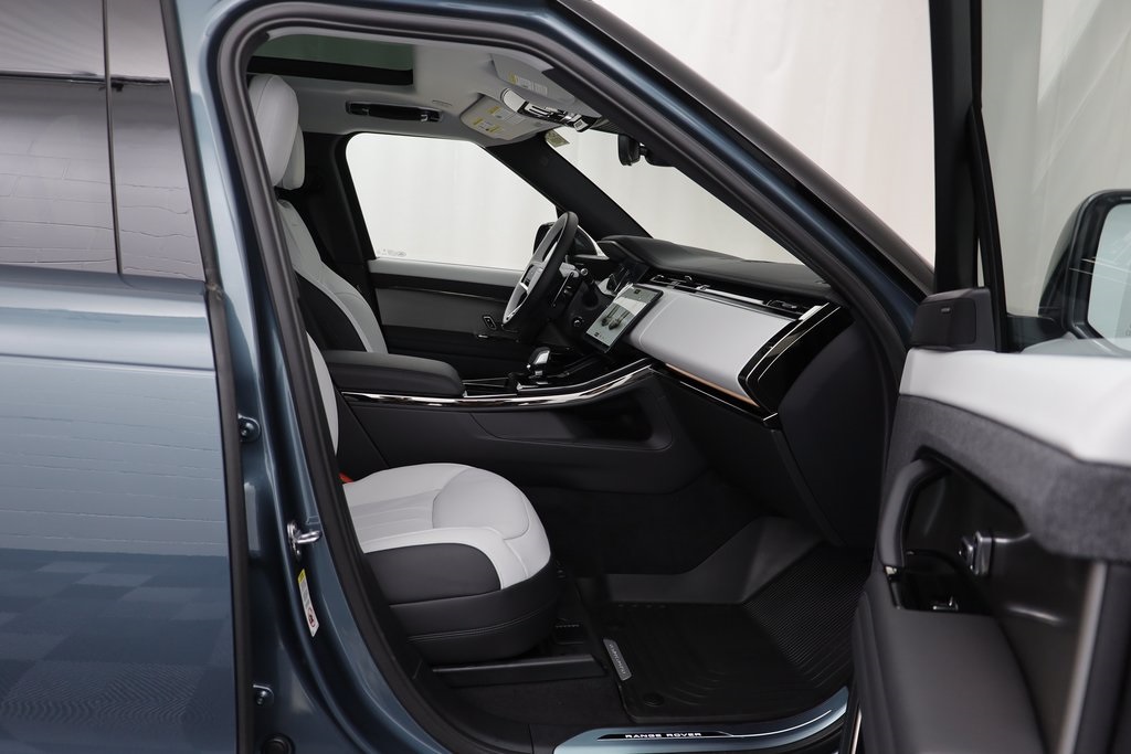 2025 Land Rover Range Rover Sport SE photo 18