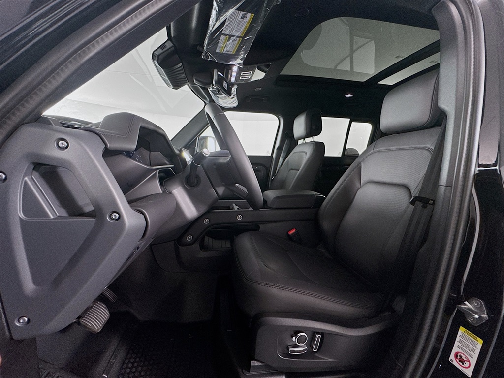 2025 Land Rover Defender 130 X-Dynamic SE photo 19