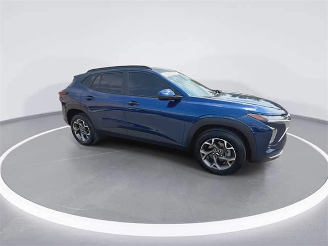 2024 Chevrolet Trax LT photo 2