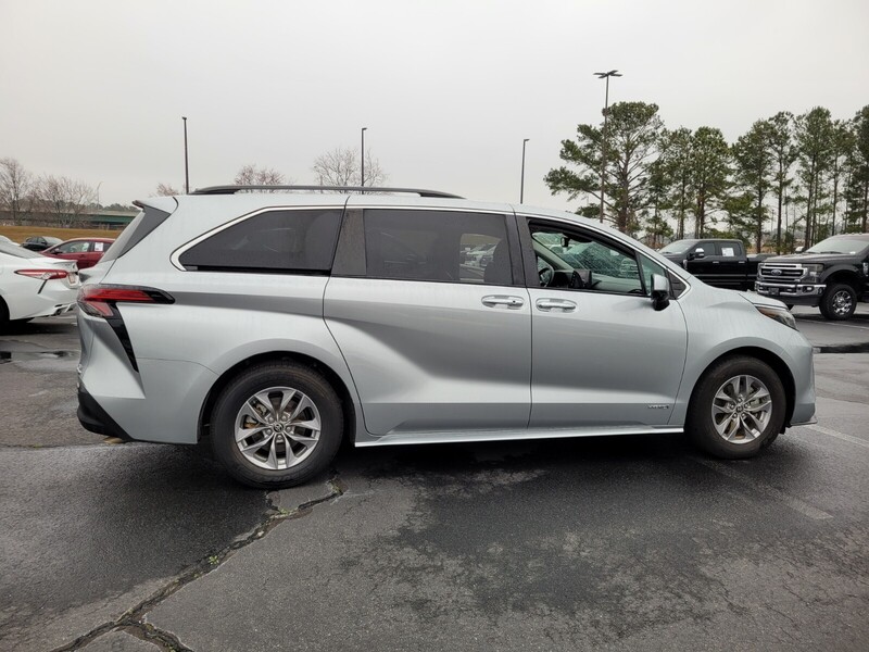 2021 Toyota Sienna XLE photo 14