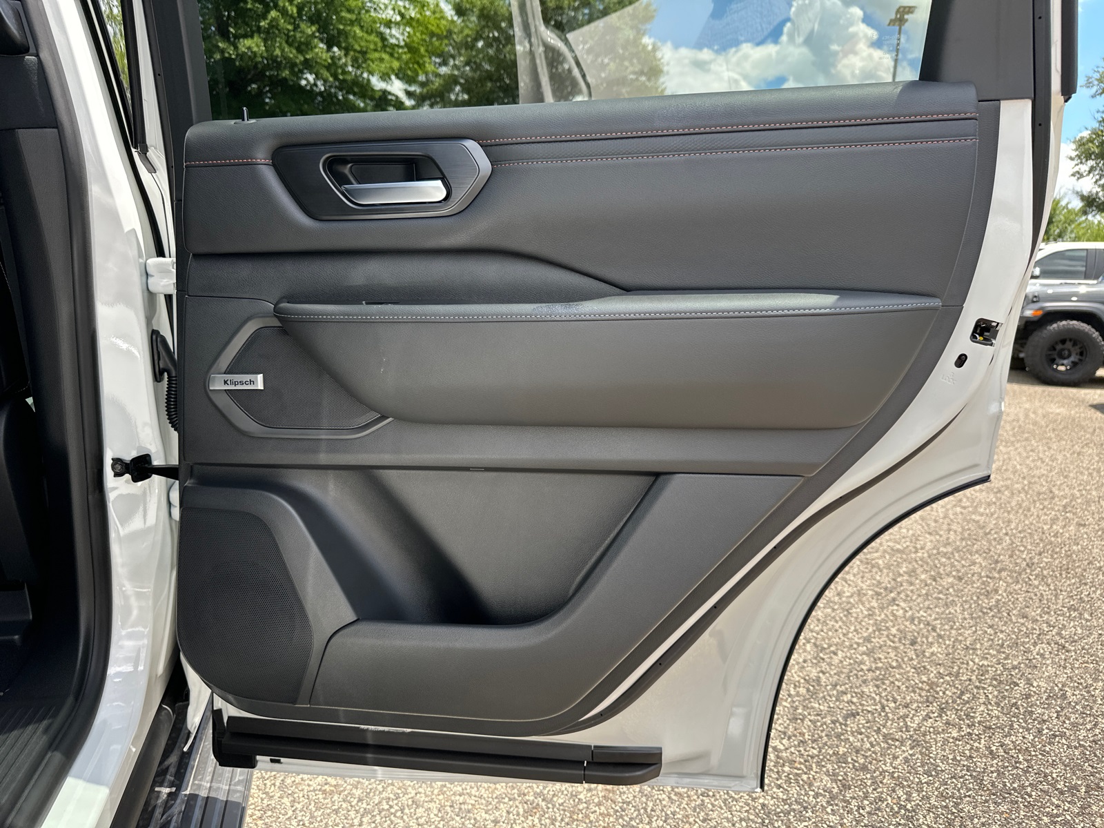 2025 Nissan Armada photo 14