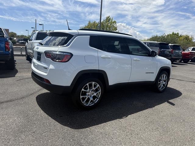 2022 Jeep Compass Latitude Lux photo 3