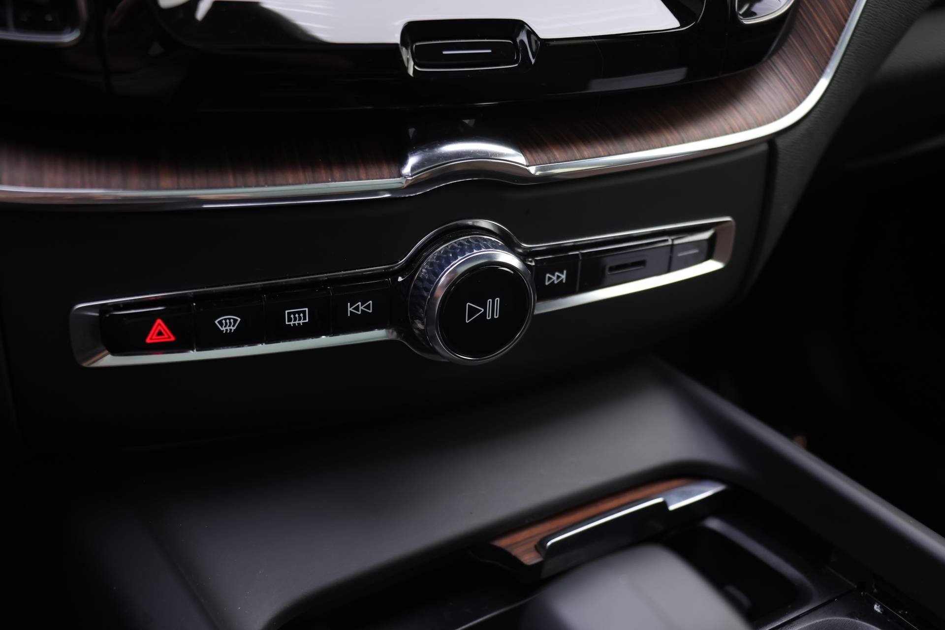 2023 Volvo XC60 B5 Plus photo 8