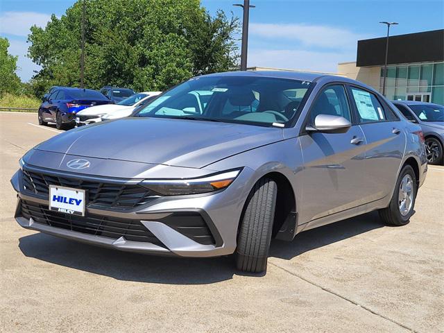 2025 Hyundai Elantra SE photo 2