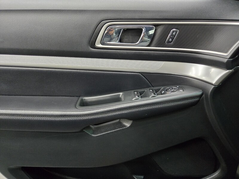 2016 Ford Explorer XLT photo 16
