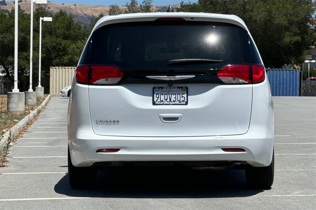 2022 Chrysler Voyager LX photo 4
