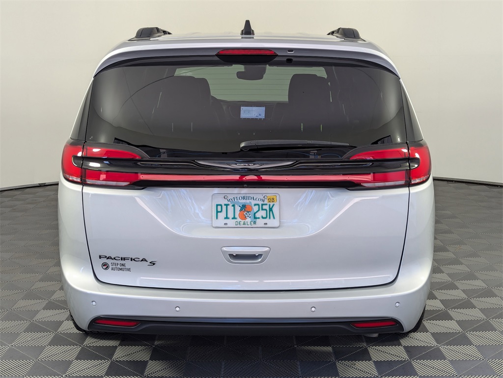 2024 Chrysler Pacifica Touring L photo 3