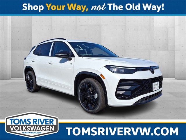 2025 Volkswagen Tiguan SE R-LINE BLACK's photo