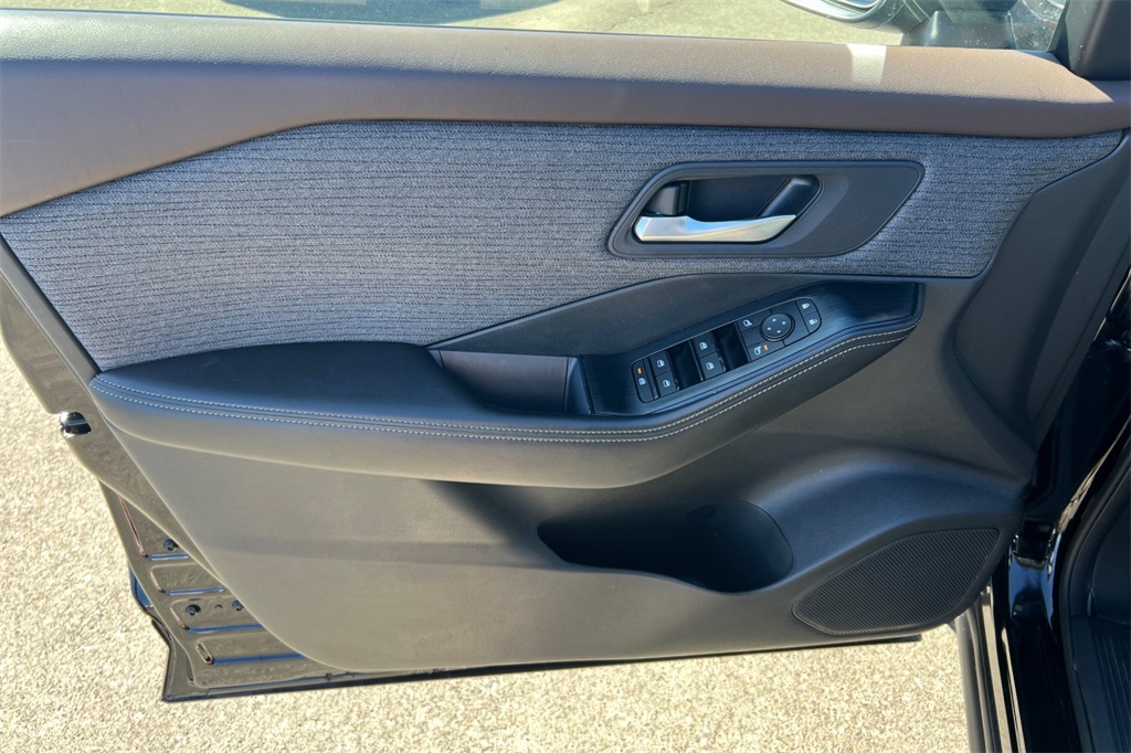 2023 Nissan Rogue SV photo 12