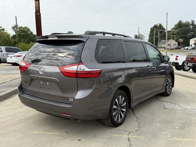 2019 Toyota Sienna XLE photo 4