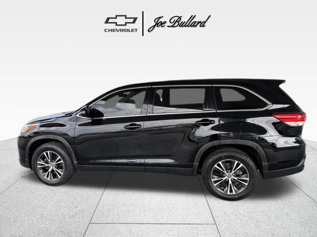 2019 Toyota Highlander LE photo 2