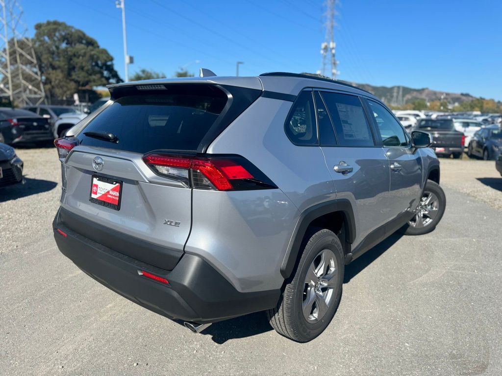2025 Toyota RAV4 XLE photo 4