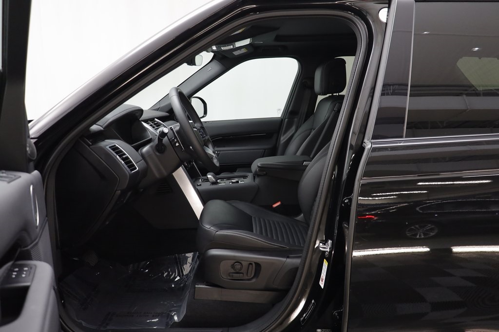 2025 Land Rover Discovery S photo 3