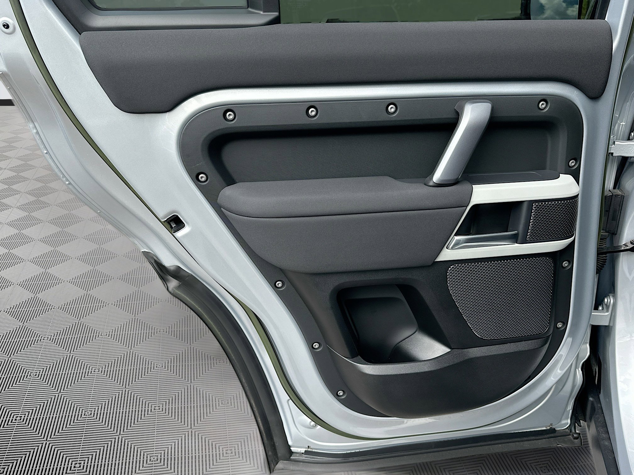 2023 Land Rover Defender X-Dynamic SE photo 24