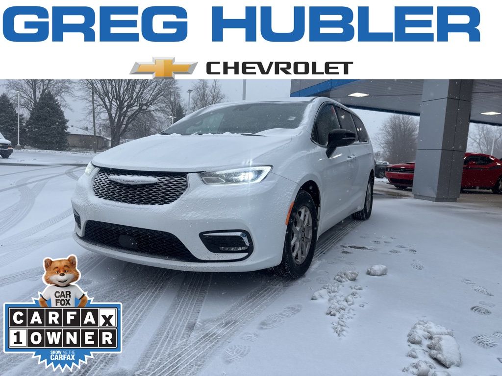 2025 Chrysler Pacifica Select's photo