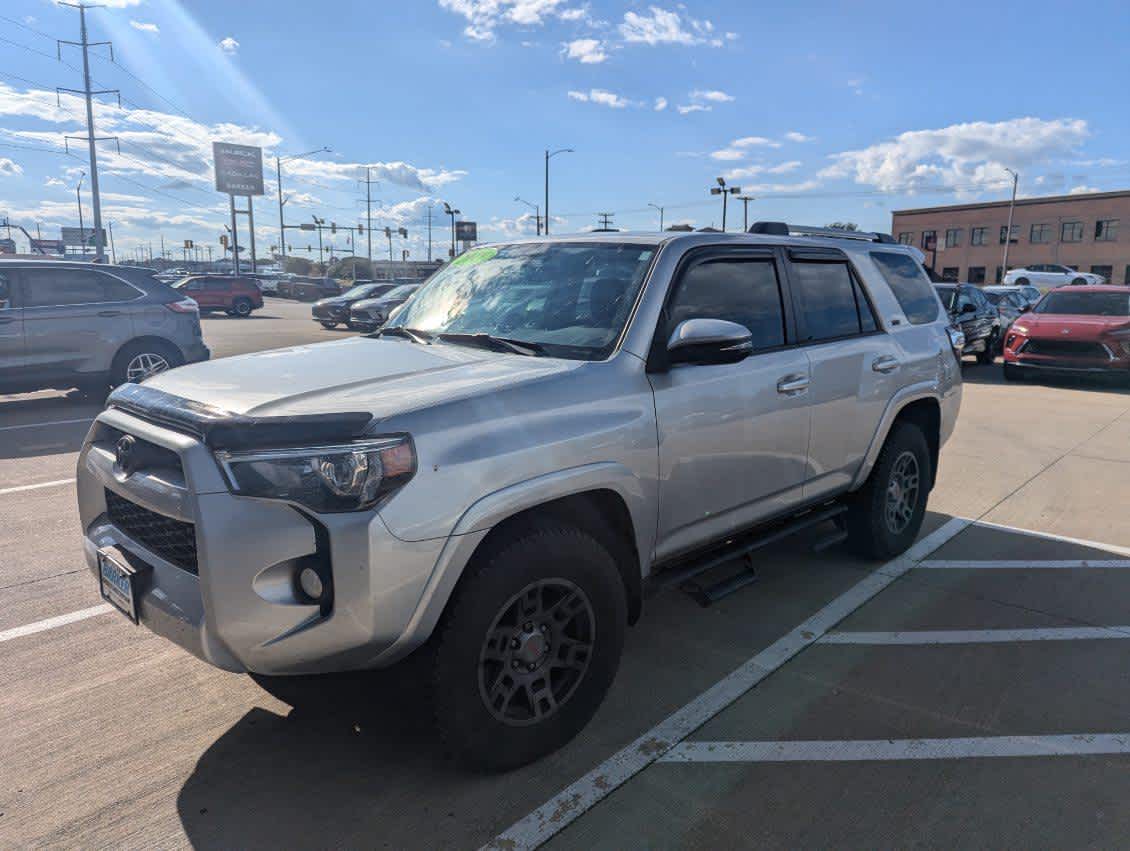 2019 Toyota 4Runner SR5 photo 4