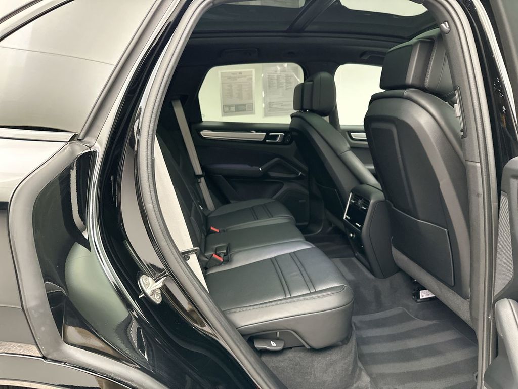 2022 Porsche Cayenne Base photo 7