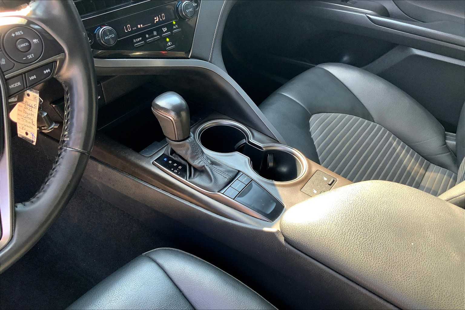 2022 Toyota Camry SE photo 14