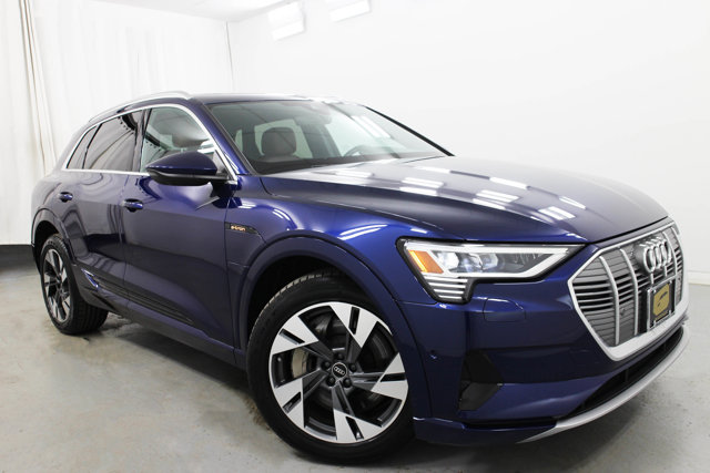 2022 Audi e-tron Premium Plus photo 2