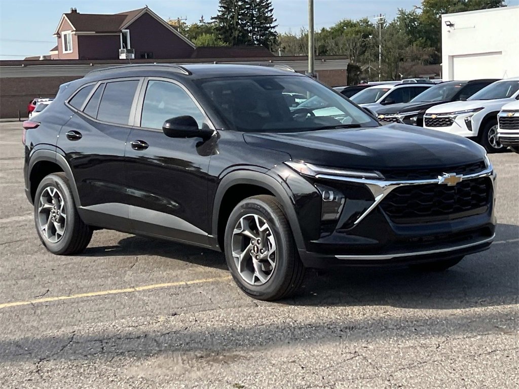 2025 Chevrolet Trax LT photo 2
