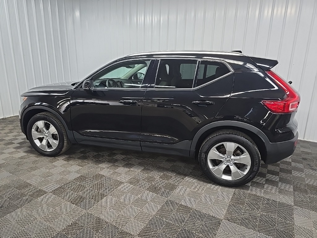 2022 Volvo XC40 Momentum photo 4