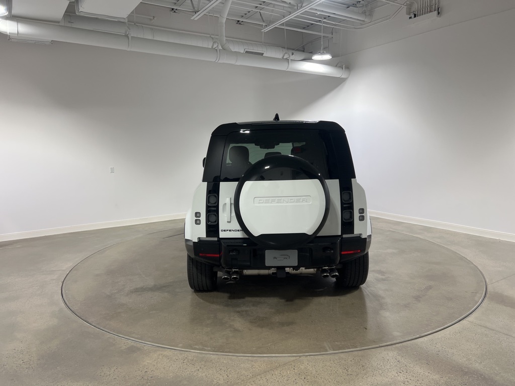 2025 Land Rover Defender 110 V8 photo 3