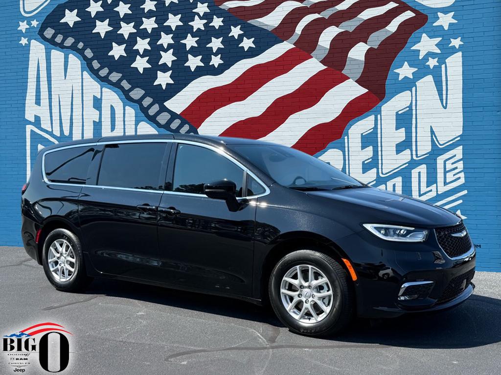 2026 Chrysler Pacifica Select's photo