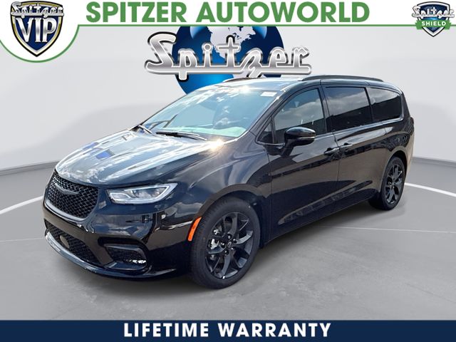 2026 Chrysler Pacifica Select's photo