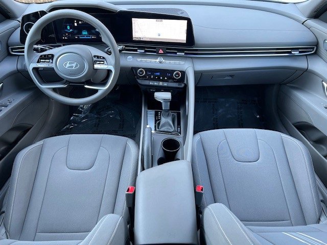 2024 Hyundai Elantra SEL photo 18