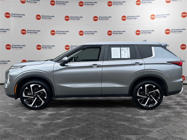 2023 Mitsubishi Outlander SE photo 2