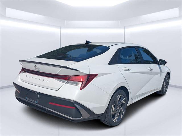 2025 Hyundai Elantra SEL Sport photo 3