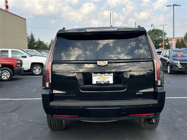 2017 Cadillac Escalade Luxury photo 3