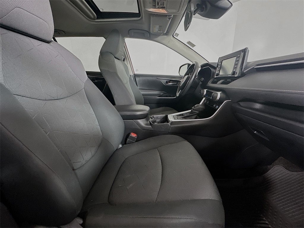 2020 Toyota RAV4 XLE photo 27
