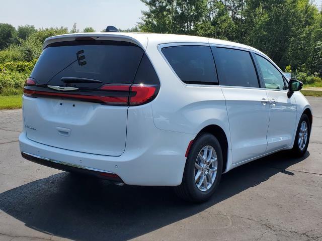 2025 Chrysler Pacifica photo 3