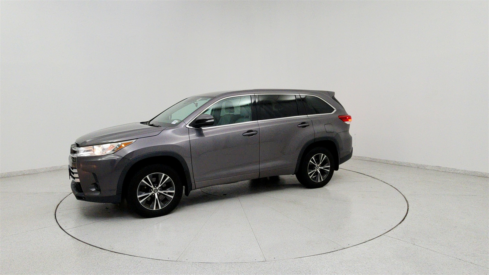 2017 Toyota Highlander LE photo 2