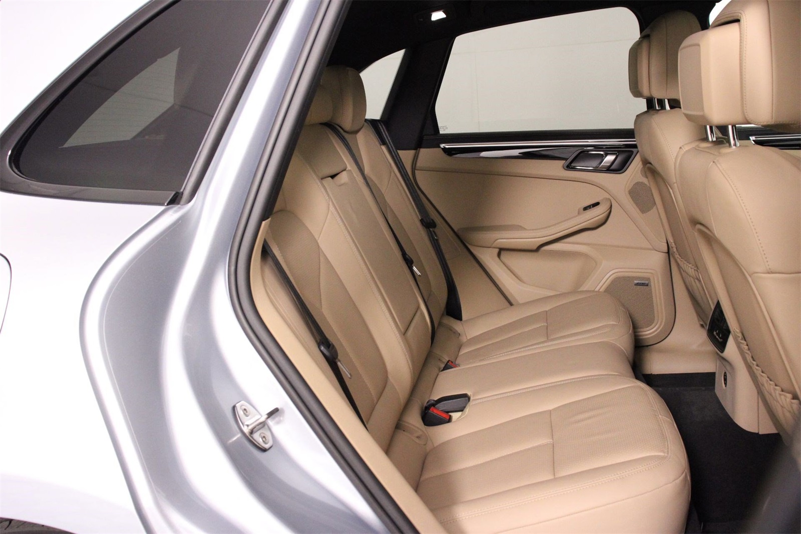 2025 Porsche Macan T photo 28