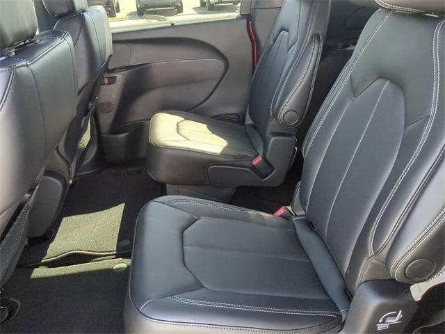 2025 Chrysler Voyager LX photo 14