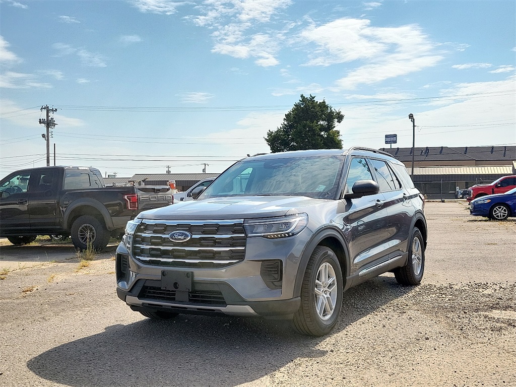 2025 Ford Explorer photo 2