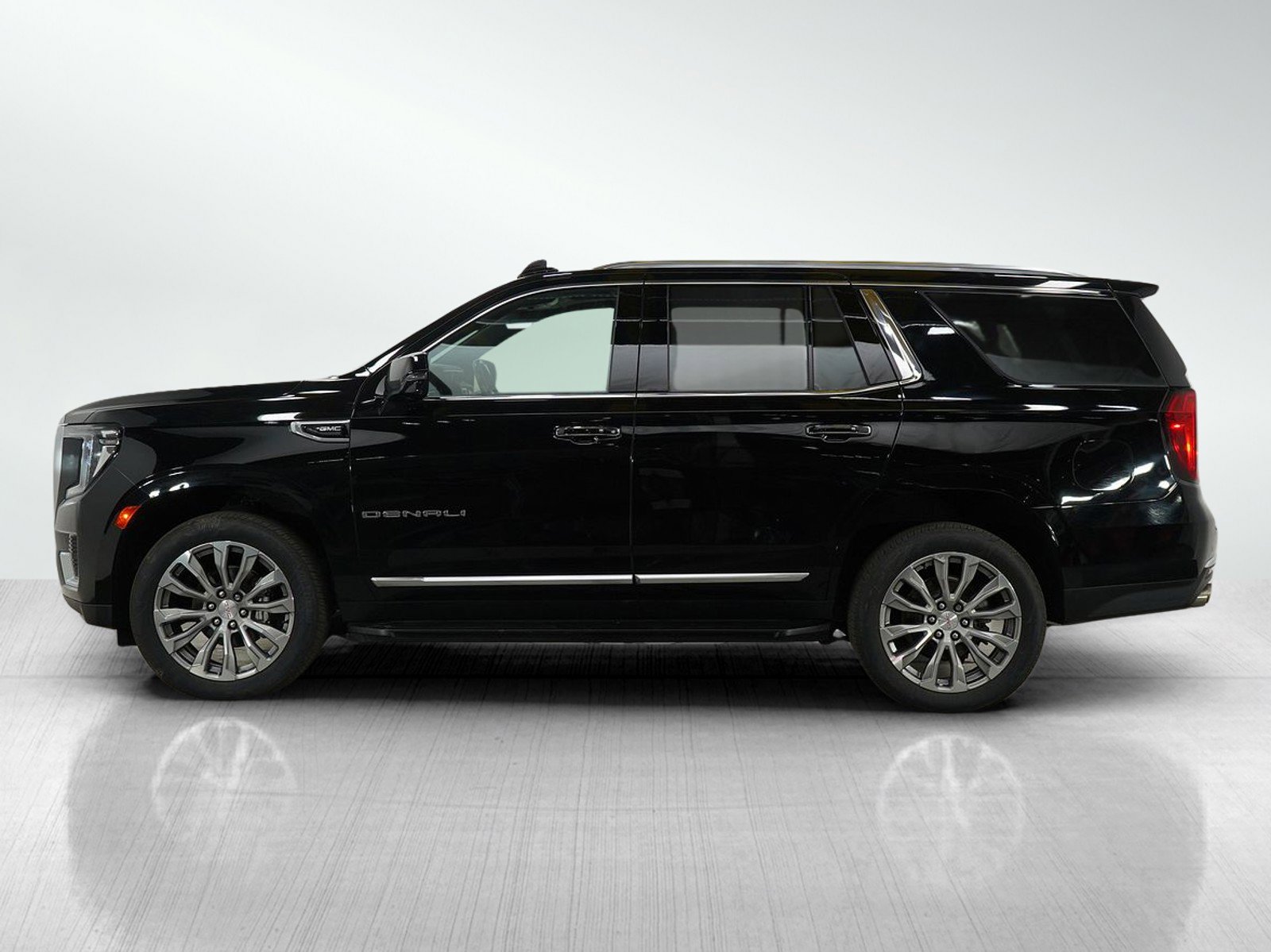 Used 2022 GMC Yukon Denali with VIN 1GKS2DKL5NR146564 for sale in Roseville, Minnesota