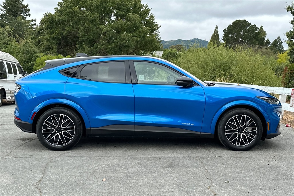 2025 Ford Mustang Mach-E Premium photo 3