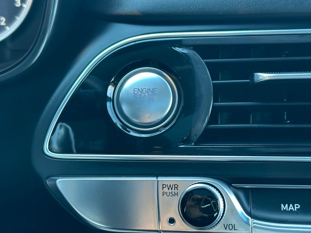2022 Genesis G70 2.0T photo 36