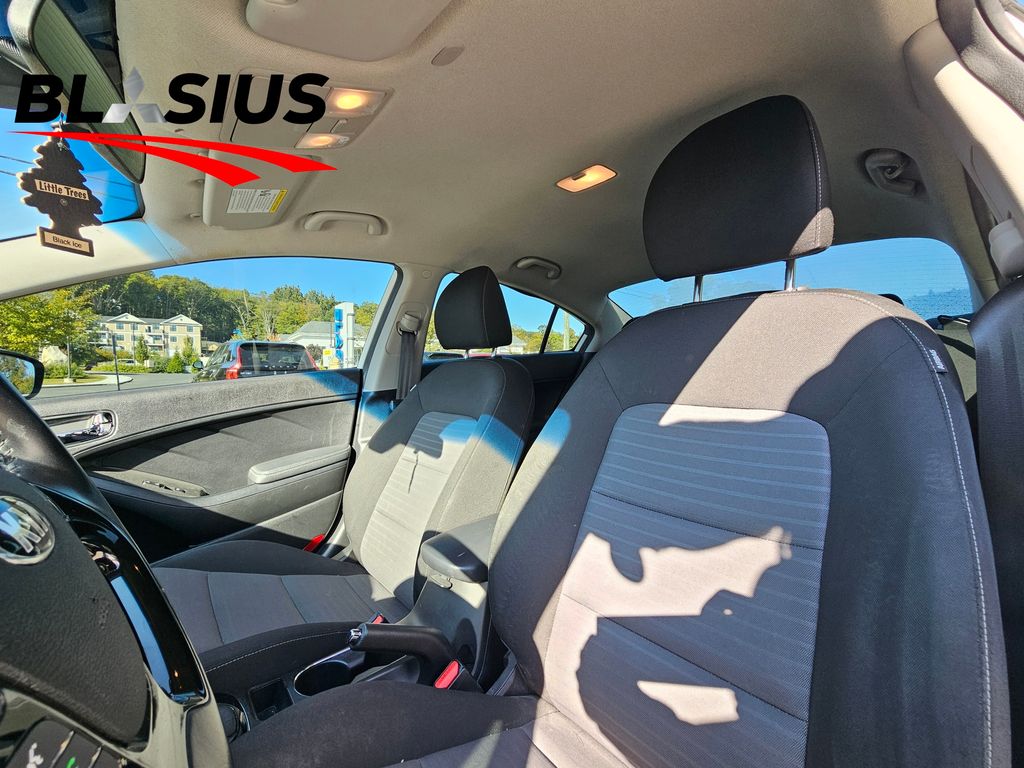 2017 Kia Forte S photo 8
