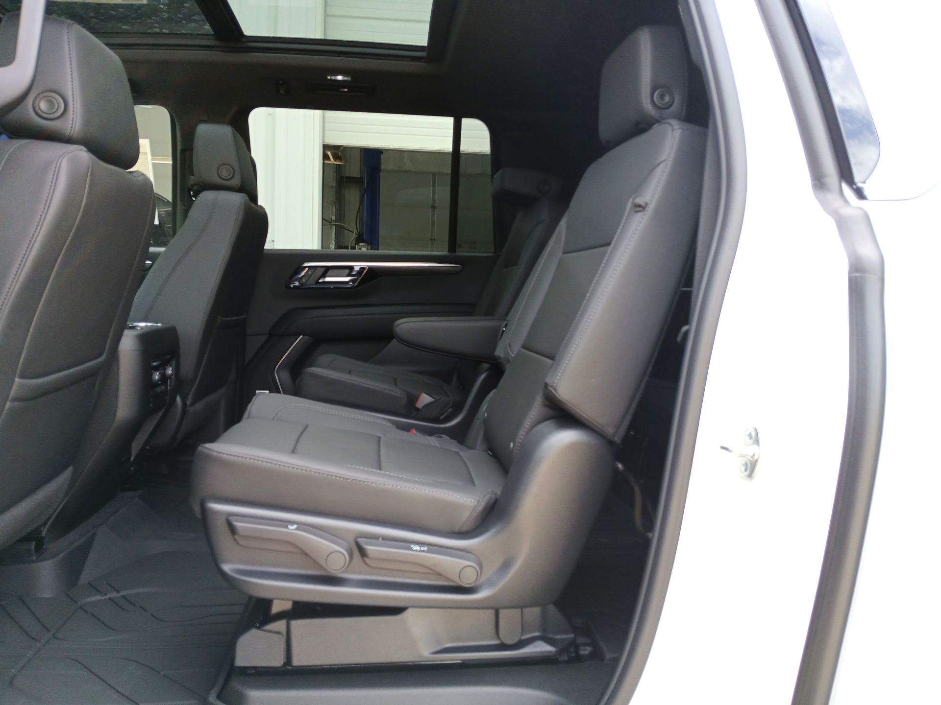 2025 Chevrolet Suburban LT photo 25
