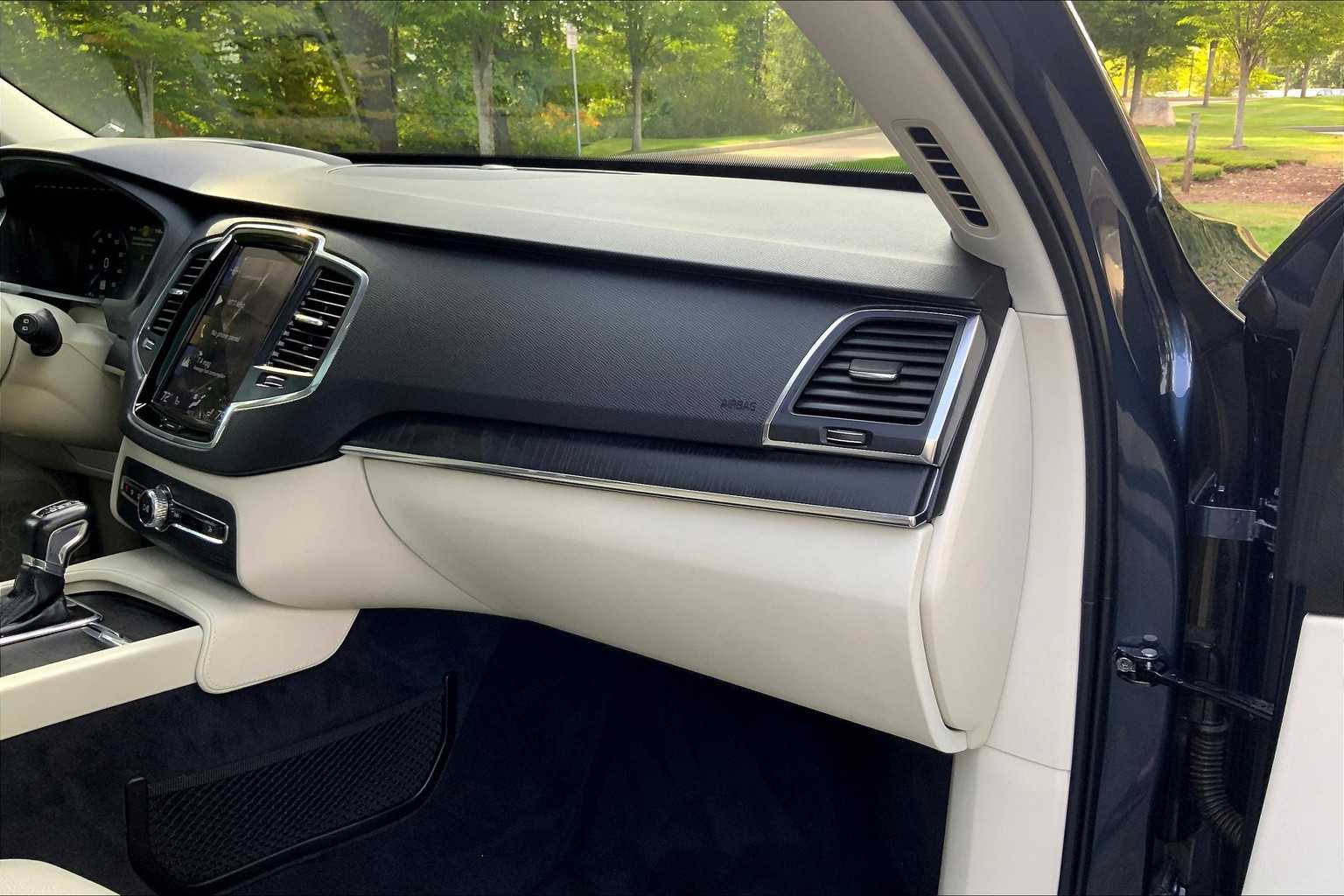2020 Volvo XC90 Momentum photo 16