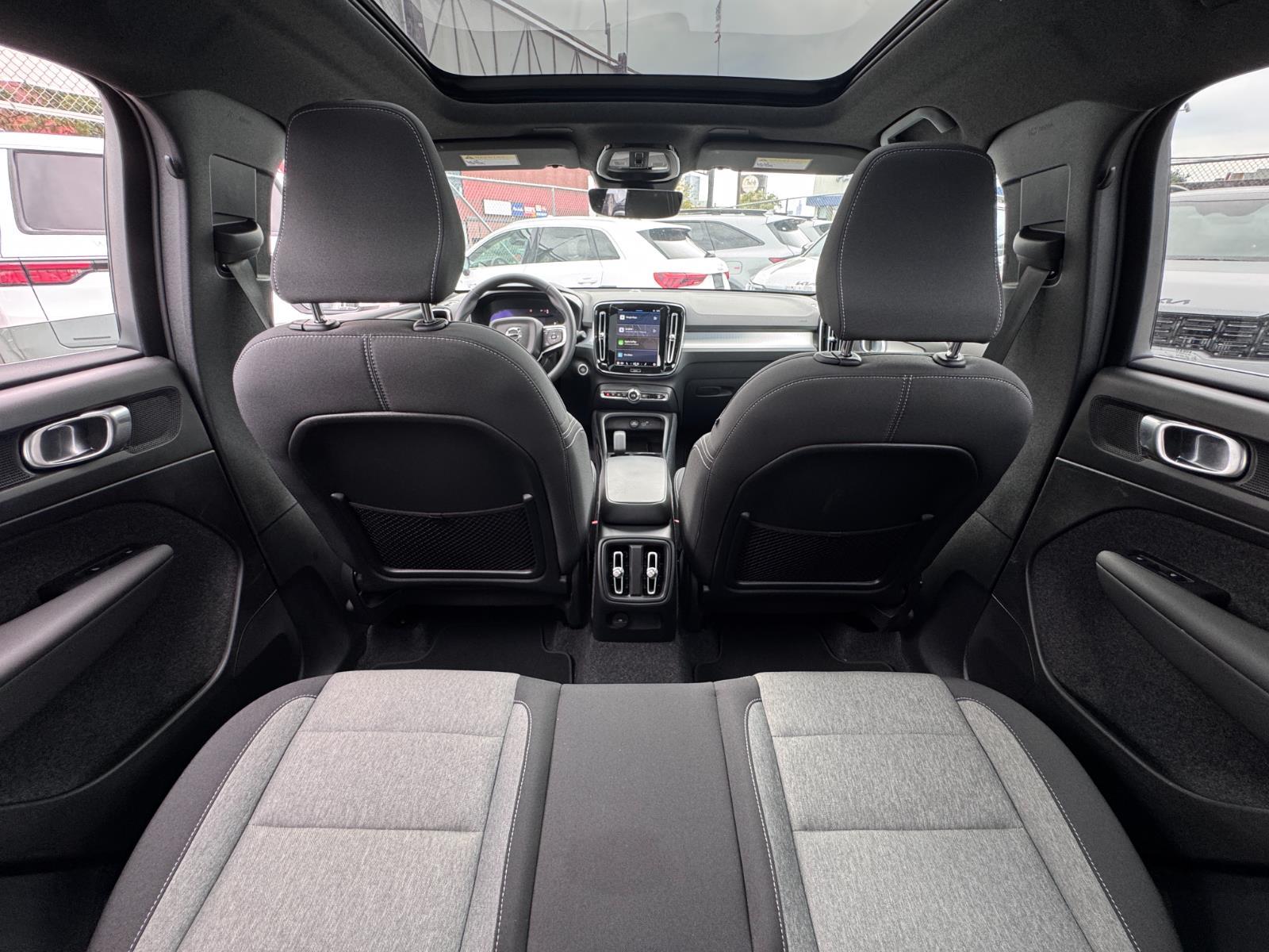 2025 Volvo XC40 Core photo 9