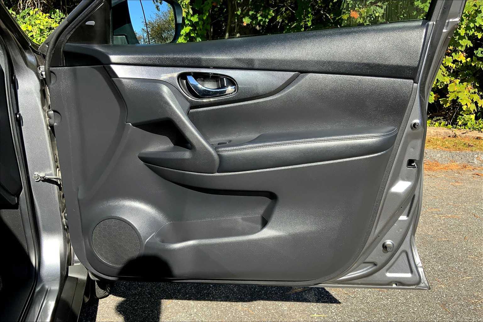 2017 Nissan Rogue S photo 19